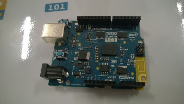 Intel stellt den Arduino 101 auf der Maker Faire Rom 2015 bereits aus. (Foto: Alexander Merz/Golem.de)